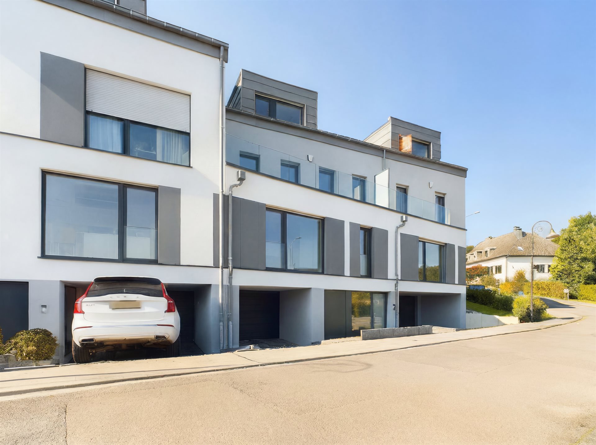 TRENGEN KNAPP from street level — modern townhouse facade in a quiet Oetrange neighbourhood